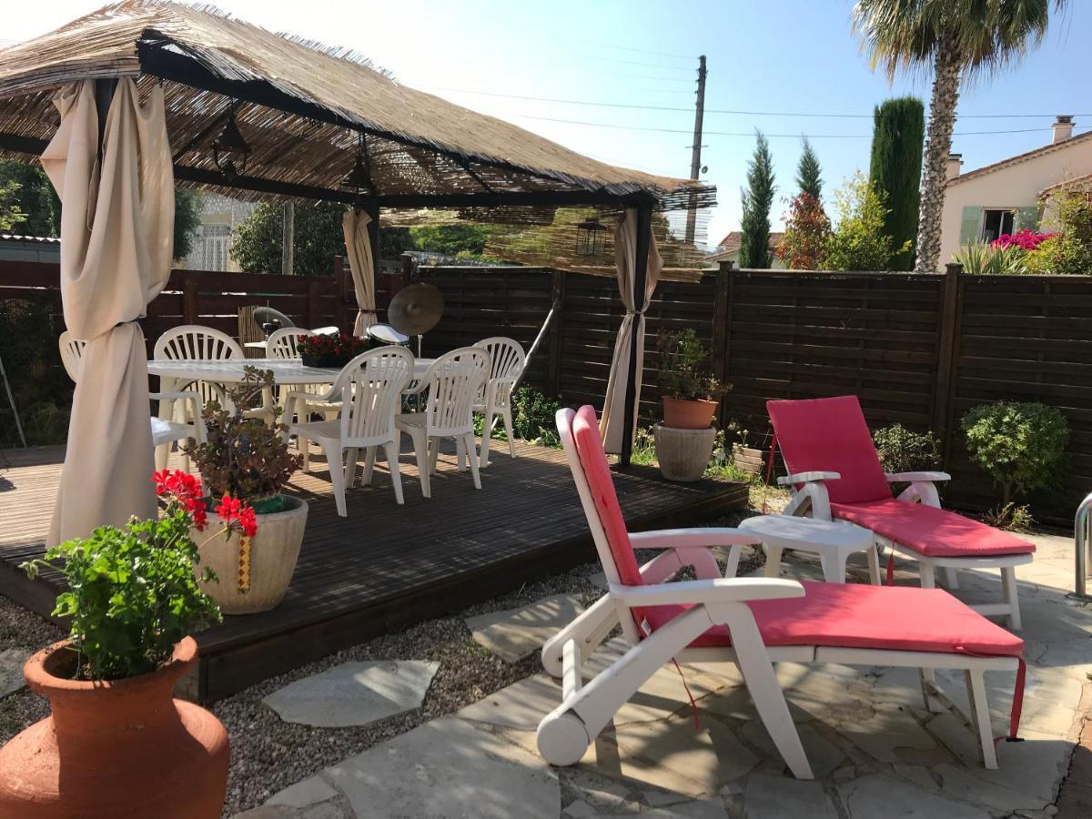 Apartment Rez De Jardin Sur Mer. *