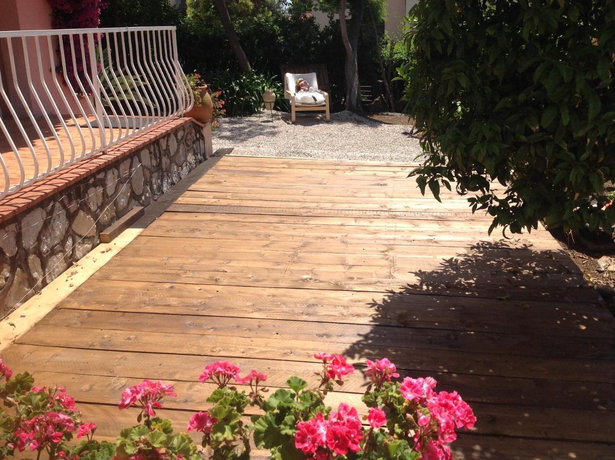 Apartment Rez De Jardin Sur Mer. Cagnes-sur-Mer