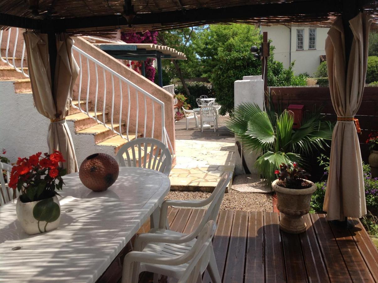 Rez De Jardin Sur Mer. *